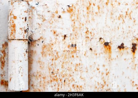 Cancello in metallo bianco arrugginito con cerniera per porta, foto di sfondo close-up Foto Stock