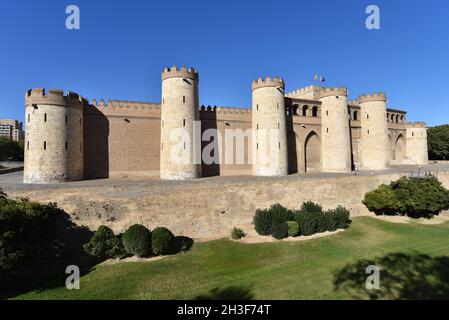 Saragozza, Spagna - 23 Ott, 2021: Mura esterne del Palacio de la Aljaferia, Saragozza Foto Stock