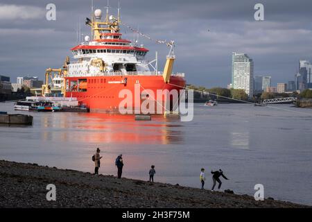 I londinesi si presentano sulla riva del Tamigi e ammirano la nuova nave di ricerca polare del British Antartic Survey, il RRS Sir David Attenborough, ormeggiato sul Tamigi al prime Meridian di Greenwich, durante il suo breve soggiorno in mostra al pubblico, durante la conferenza COP26 sul cambiamento climatico a Glasgow, Il 28 ottobre 2021, a Londra, Inghilterra. Il Attenborough da 200 milioni di sterline è un rompighiaccio Polar di classe 4 con attrezzature di ricerca all'avanguardia, un elipad, gru, laboratori a bordo e altre apparecchiature per la rilevazione e il campionamento dell'oceano. (Foto di Richard Baker / in immagini via Getty Images) Foto Stock