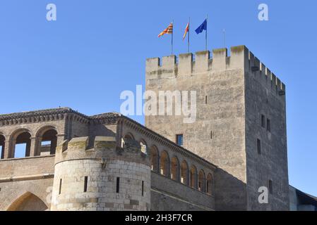 Saragozza, Spagna - 23 Ott, 2021: Mura esterne del Palacio de la Aljaferia, Saragozza Foto Stock