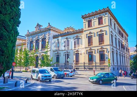 GRANADA, SPAGNA - 27 SETTEMBRE 2019: Facciata dell'Istituto Padre Suarez (scuola), vista dalla Gran Via de Colon con traffico veloce in primo piano Foto Stock