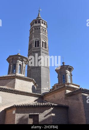 Zaragoza, Spagna - 23 Ott, 2021: Chiesa di San Pablo ed è Mudejar Steeple, quartiere San Pablo, Saragozza (Saragozza), Aragona, Spagna Foto Stock