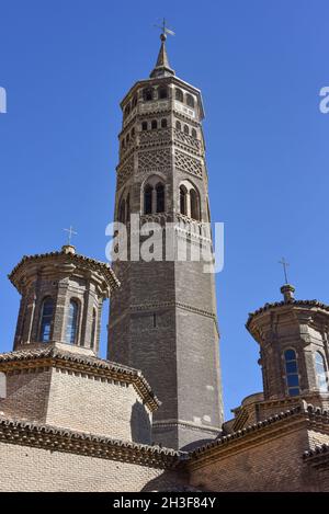 Zaragoza, Spagna - 23 Ott, 2021: Chiesa di San Pablo ed è Mudejar Steeple, quartiere San Pablo, Saragozza (Saragozza), Aragona, Spagna Foto Stock