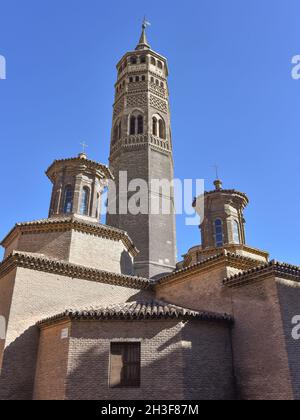 Zaragoza, Spagna - 23 Ott, 2021: Chiesa di San Pablo ed è Mudejar Steeple, quartiere San Pablo, Saragozza (Saragozza), Aragona, Spagna Foto Stock