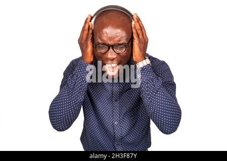 Il bel giovane che canta l'ippocampo ascolta la musica con le cuffie e urla in studio Foto Stock