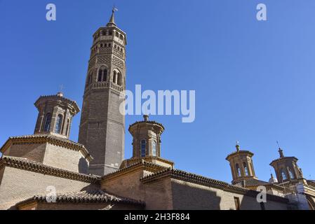 Zaragoza, Spagna - 23 Ott, 2021: Chiesa di San Pablo ed è Mudejar Steeple, quartiere San Pablo, Saragozza (Saragozza), Aragona, Spagna Foto Stock