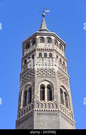 Zaragoza, Spagna - 23 Ott, 2021: Chiesa di San Pablo ed è Mudejar Steeple, quartiere San Pablo, Saragozza (Saragozza), Aragona, Spagna Foto Stock