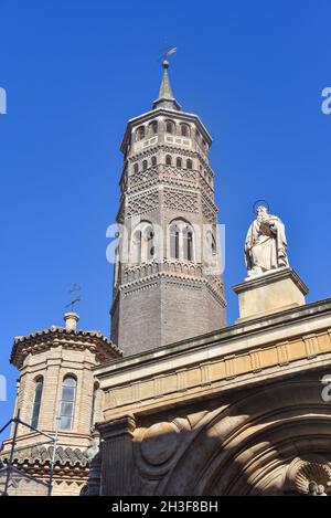 Zaragoza, Spagna - 23 Ott, 2021: Chiesa di San Pablo ed è Mudejar Steeple, quartiere San Pablo, Saragozza (Saragozza), Aragona, Spagna Foto Stock
