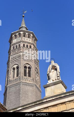 Zaragoza, Spagna - 23 Ott, 2021: Chiesa di San Pablo ed è Mudejar Steeple, quartiere San Pablo, Saragozza (Saragozza), Aragona, Spagna Foto Stock