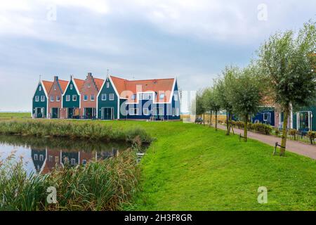 Volendam è una città dell'Olanda settentrionale. Case colorate di parco marino a Volendam. Olanda del Nord, Paesi Bassi. Foto Stock