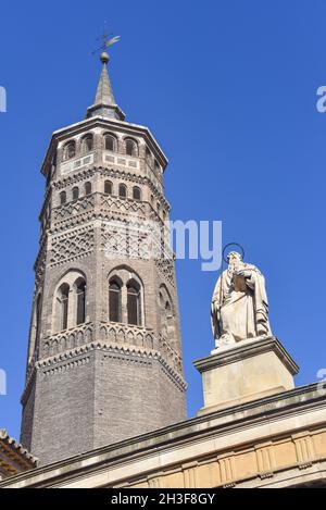 Zaragoza, Spagna - 23 Ott, 2021: Chiesa di San Pablo ed è Mudejar Steeple, quartiere San Pablo, Saragozza (Saragozza), Aragona, Spagna Foto Stock