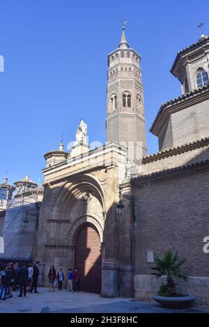 Zaragoza, Spagna - 23 Ott, 2021: Chiesa di San Pablo ed è Mudejar Steeple, quartiere San Pablo, Saragozza (Saragozza), Aragona, Spagna Foto Stock