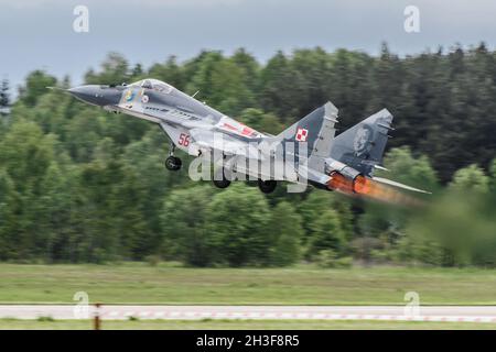 Mińsk Mazowiecki, Polonia - 10 maggio 2014: Il jet militare polacco Mig-29 decollo dalla pista durante la base aerea EPMM giorno di apertura con postbruciatore Foto Stock