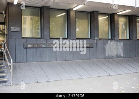 Londra, Inghilterra, Regno Unito. 28 ottobre 2021. Highbury Corner Magistrates Court, Londra, Regno Unito, 28 ottobre 2021. Highbury Corner Magistrates Court è il luogo in cui i protettori degli alberi Maria Gallastegui (62), Sebastian Roblin (21), Stefan Wright (28) e Wiktoria Zieke (26) sono stati attualmente in processo. Nonostante la sentenza della High Court dello scorso marzo e il licenziamento di qualsiasi accusa connessa all'occupazione dei tunnel sotto i giardini di Euston Square all'inizio di questo mese, il team legale di HS2 ha modificato le loro accuse venerdì 22 ottobre. Oggi i protettori degli alberi sono stati condannati per il trespass aggravato e per l'dosso Foto Stock