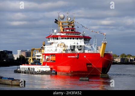 28/10/2021. River Thames Greenwich UK il RRS Sir David Attenborough è ormeggiato a Greenwich per partecipare a un festival di tre giorni prima del CO Foto Stock