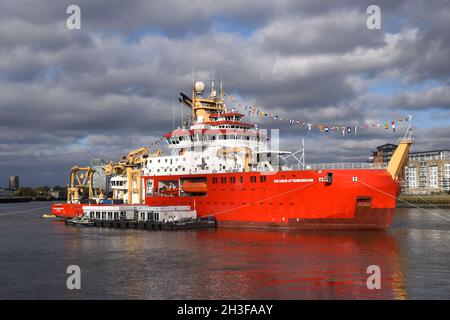 28/10/2021. River Thames Greenwich UK il RRS Sir David Attenborough è ormeggiato a Greenwich per partecipare a un festival di tre giorni prima del CO Foto Stock