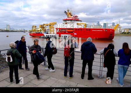 28/10/2021. River Thames Greenwich UK il RRS Sir David Attenborough è ormeggiato a Greenwich per partecipare a un festival di tre giorni prima del CO Foto Stock