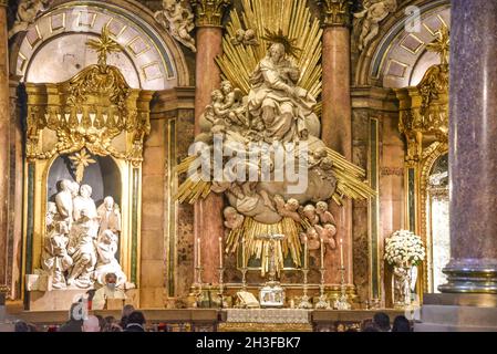 Saragozza, Spagna - 23 Ott, 2021: Servizio di massa nella Basilica Cattedrale del Pilar, Saragozza, Aragona Foto Stock