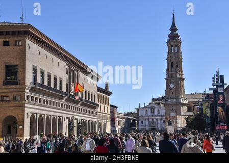 Saragozza, Spagna - 23 Ott, 2021: Una vista sulla piazza del Pilar, a Saragozza, Spagna, con il municipio e la Lonja Foto Stock