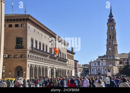 Saragozza, Spagna - 23 Ott, 2021: Una vista sulla piazza del Pilar, a Saragozza, Spagna, con il municipio e la Lonja Foto Stock