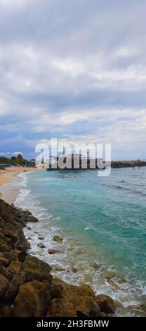 Vista della splendida Alba sulla spiaggia di Melasti con luce solare all'alba del mattino. Denpasar, Indonesia, 29 ottobre 2021 Foto Stock