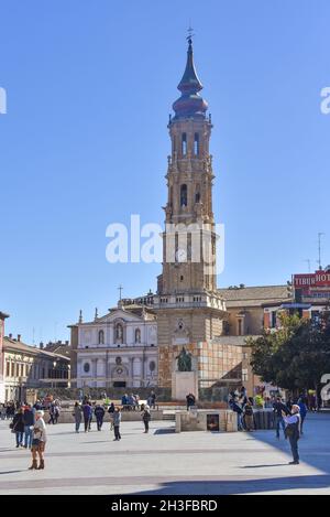 Saragozza, Spagna - 23 Ott, 2021: Una vista sulla piazza del Pilar, a Saragozza, Spagna, con il municipio e la Lonja Foto Stock