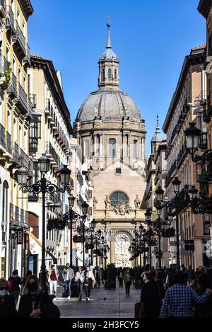 Saragozza, Spagna - 23 Ott, 2021: La Basilica di nostra Signora del pilastro visto dalla via dello shopping Alfonso, Saragozza, Aragona, Spagna Foto Stock