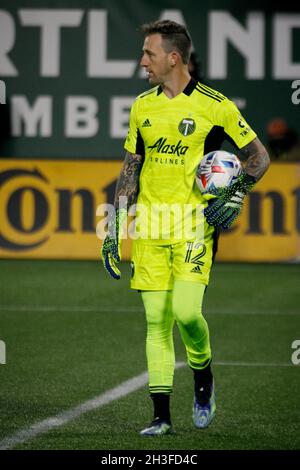 Portland, Stati Uniti. 27 ottobre 2021. Steve Clark, portiere di Portland, effettua un'indagine sul campo all'inizio del gioco. I Portland Timbers hanno battuto il terremoto di San Jose 2-0 al Providence Park di Portland, Oregon, il 27 ottobre 2021, sugli obiettivi da Diego Chara e un calcio in bicicletta da Dairon Asprilla, rompendo una streak tre-partita perdendo e mantenendo le speranze di playoff vivo. (Foto di John Rudoff/Sipa USA) Credit: Sipa USA/Alamy Live News Foto Stock