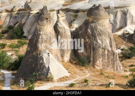 Interessanti formazioni rocciose dal tempo chiamate camini delle fate sono una delle principali attrazioni turistiche della regione della Cappadocia in Turchia. Foto Stock