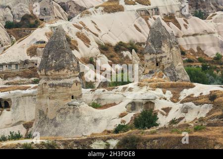 Le case delle grotte della città di Göreme sono state scavate nelle formazioni rocciose stagne della regione della Cappadocia nella Turchia centrale. Foto Stock