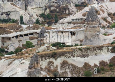 Le case delle grotte della città di Göreme sono state scavate nelle formazioni rocciose stagne della regione della Cappadocia nella Turchia centrale. Foto Stock