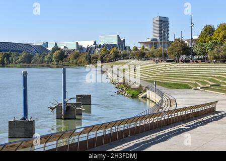 Zaragoza, Spagna - 23 Oct, 2021: Viste lungo il fiume Ebro dal sito dell'Expo di Zaragoza Foto Stock