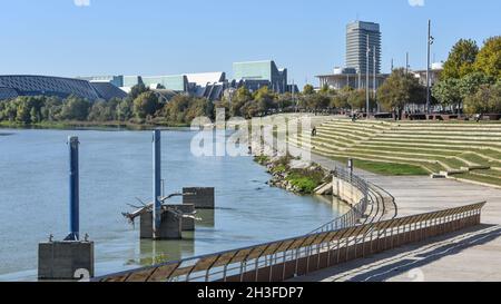 Zaragoza, Spagna - 23 Oct, 2021: Viste lungo il fiume Ebro dal sito dell'Expo di Zaragoza Foto Stock