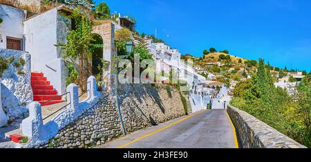 La medievale Via Sacromonte è fiancheggiata da piccole case abitabili, ristoranti, teatri di flamenco e vegetazione lussureggiante, Granada, Spagna Foto Stock