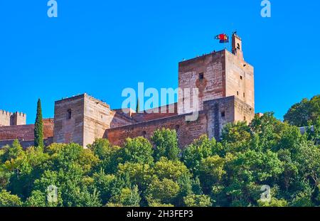 Le alte torri e i massicci bastioni di mattoni dell'Alcazaba della Fortezza dell'Alhambra, Granada, Spagna Foto Stock