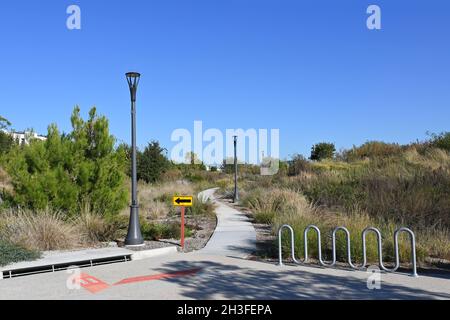 IRVINE, CALIFORNIA - 27 ottobre 2021: Portabiciclette e segnaletica nel Great Park Trail, una caratteristica 1.5 miglia a piedi e in bicicletta in tutto l'Upper Bee Foto Stock