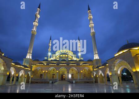 GROZNY, RUSSIA - 30 SETTEMBRE 2021: Serata nel cortile della moschea "cuore della Cecenia" Foto Stock