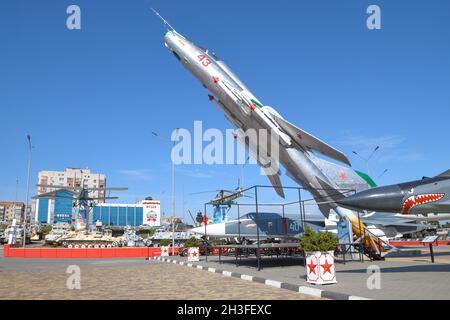 KAMENSK-SHAKHTINSKY, RUSSIA - 04 OTTOBRE 2021: Su-17- combattente-bombardiere sovietico nel Parco Patriot esposizione in una giornata di sole Foto Stock