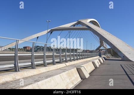 Saragozza, Spagna - 23 Ott, 2021: Il terzo Ponte Millenium (Puente del Tercer Milenio), attraversa il fiume Ebro a Saragozza, Aragona Foto Stock