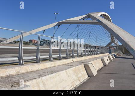 Saragozza, Spagna - 23 Ott, 2021: Il terzo Ponte Millenium (Puente del Tercer Milenio), attraversa il fiume Ebro a Saragozza, Aragona Foto Stock