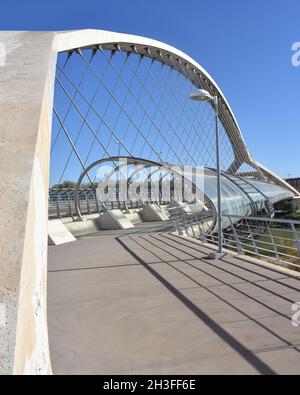 Saragozza, Spagna - 23 Ott, 2021: Il terzo Ponte Millenium (Puente del Tercer Milenio), attraversa il fiume Ebro a Saragozza, Aragona Foto Stock