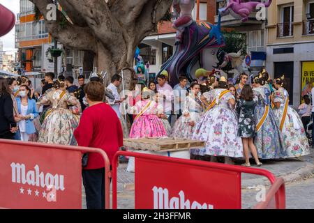 Burriana, Spagna 10-10-2021: Ritratto di donne falleras, indossando il costume tradizionale di Fallas Foto Stock