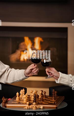 Mani che tengono il bicchiere di vino Foto Stock