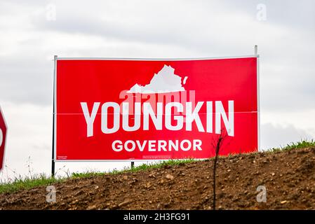 Buena Vista, USA - 7 ottobre 2021: Cartello politico per l'elezione del governatore gubernatoriale a sostegno di Youngkin in rosso per l'elezione della Virginia Foto Stock