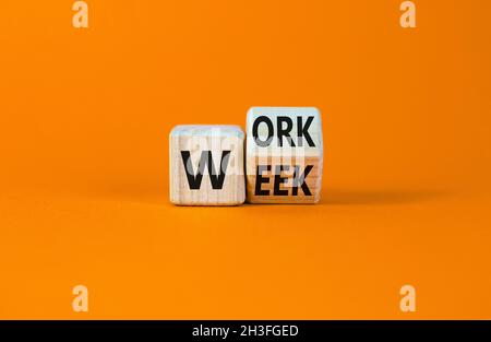 Simbolo della settimana lavorativa. Ha girato un cubo di legno con le parole 'settimana di lavoro'. Bella tavola arancione, sfondo arancione. Settimana lavorativa e concetto aziendale. Spazio di copia. Foto Stock