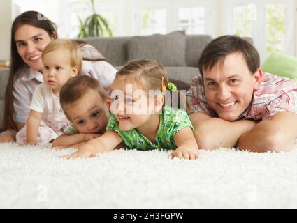 La famiglia felice avendo divertimento Foto Stock