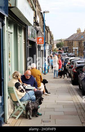 La cittadina di amble, molto adatta ai cani, sulla costa del Northumberland, Regno Unito, piena di caffetterie, ristoranti di pesce e vivaci capanne sulla spiaggia Foto Stock