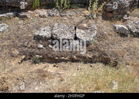 Tombe antropomorfe scavate in terreno roccioso, orientate da est ad ovest. Risalente al 10 ° secolo, situato nella necropoli medievale. Foto Stock