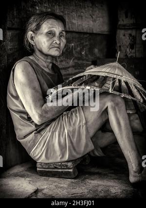 31 maggio 2016, Vietman, Nha-Trang, vecchia donna fa a mano cappello vietnamita Foto Stock