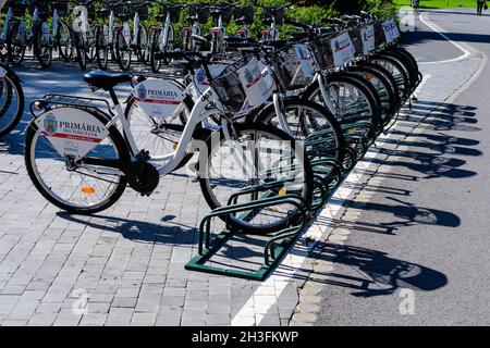 Bucarest, Romania, 22 settembre 2019: Biciclette pubbliche condivise dal Municipio del quartiere 6 di Bucarest in una docking station, disponibile per il noleggio Foto Stock